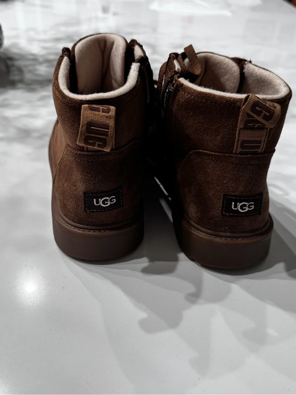 UGG Kids Chelham Weather Boot Boys Size 5 Never Worn No Box